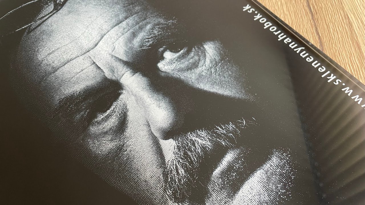 Detail eines Glasgrabsteins mit großflächigem Portrait auf dunklem Glas