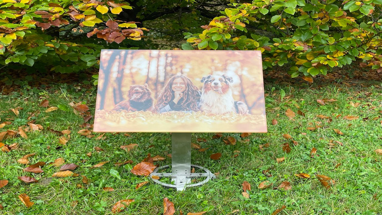 Gedenktafel aus Glas mit Foto, Text und dunkler Gestaltung